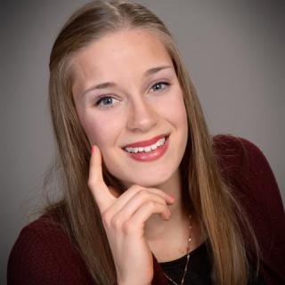 Grace Schonfeld Headshot