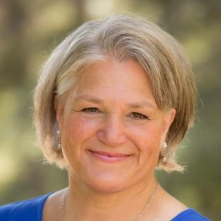 Edee Schulze Headshot