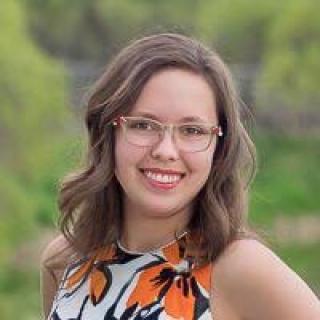 Caylie Cox - Blog Editor Headshot