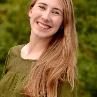 Lauren Petersen Headshot